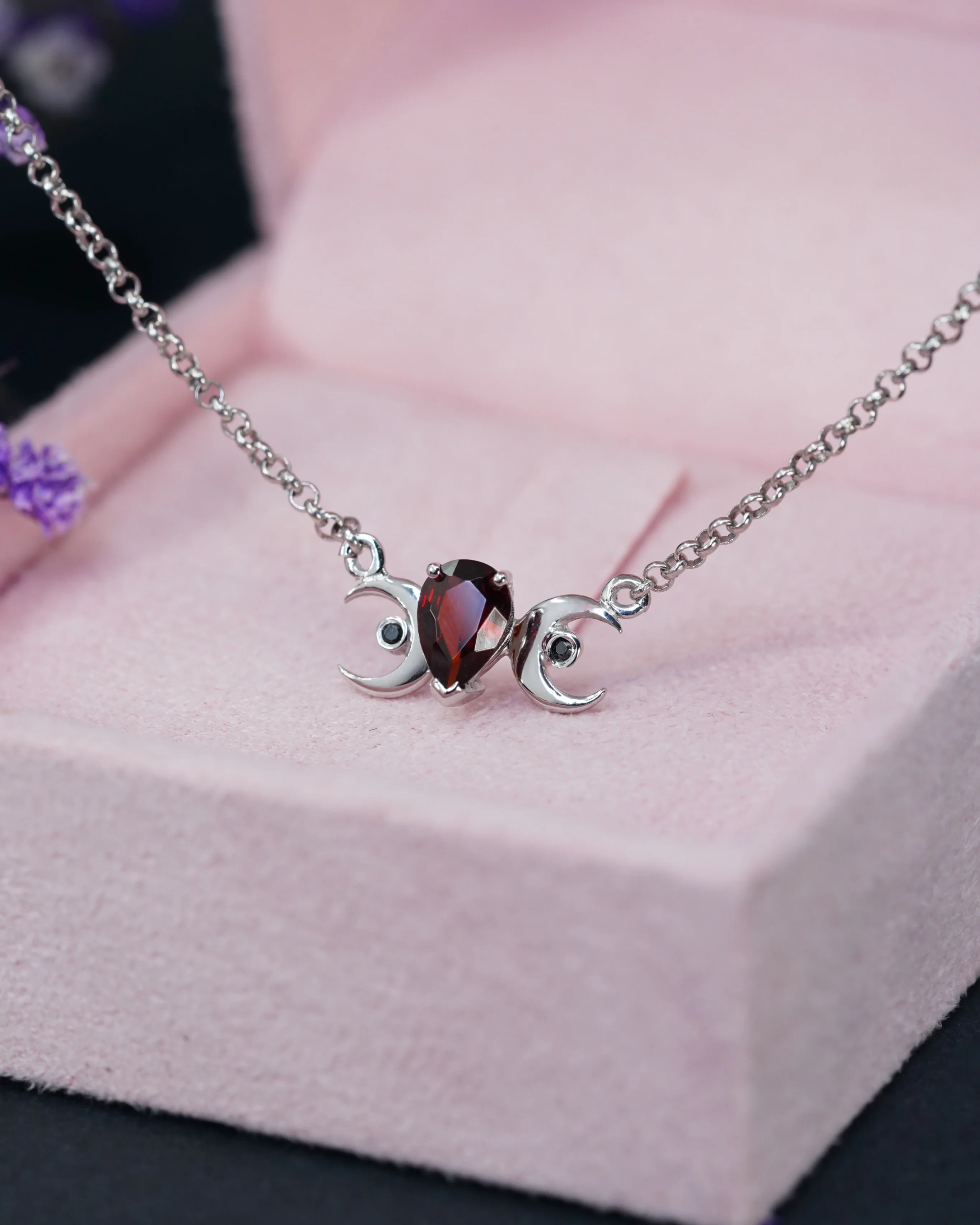 Lunar confidence choker